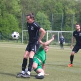 Ein Spieler von GS Cappenberg wird von seinem Gegenspieler im Zweikampf mit einer Grätsche abgeräumt.