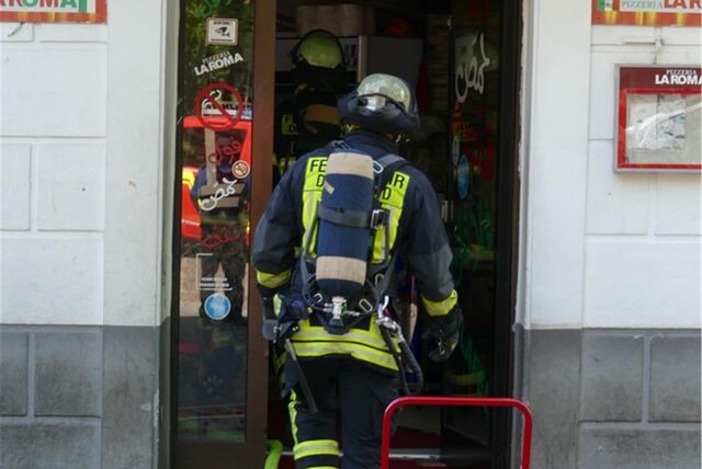 Ein Feuerwehrmann kontrolliert den Innenraum einer Pizzeria in der Dortmunder Nordstadt.