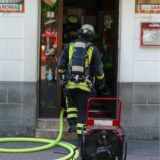 Ein Feuerwehrmann kontrolliert den Innenraum einer Pizzeria in der Dortmunder Nordstadt.