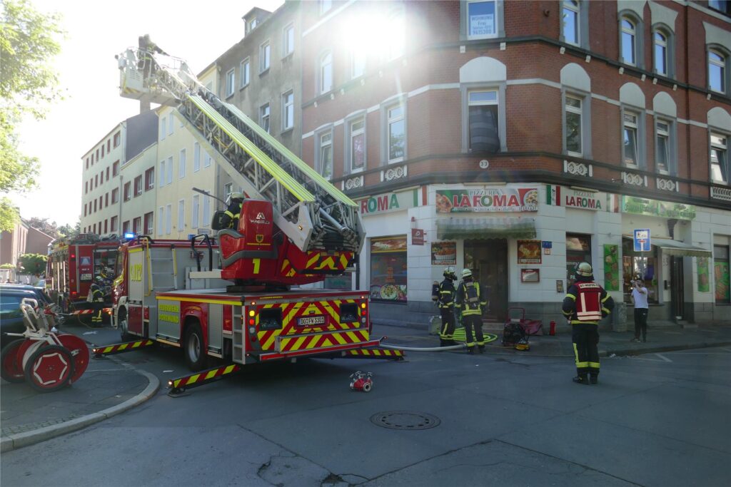 Mit einer Drehleiter kontrollierten die Einsatzkräfte den Kamin auch von außen. Mit einer Drehleiter kontrollierten die Einsatzkräfte den Kamin auch von außen.