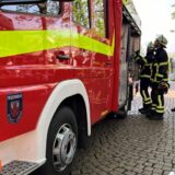 Feuerwehrleute arbeiten an einem Fahrzeug der Unnaer Feuerwehr