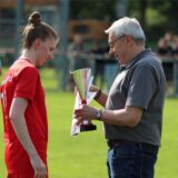 Friedhelm Wittwer vom Fußballkreis Unna-Hamm überreicht Luisa Fittkau den Kreispokal.