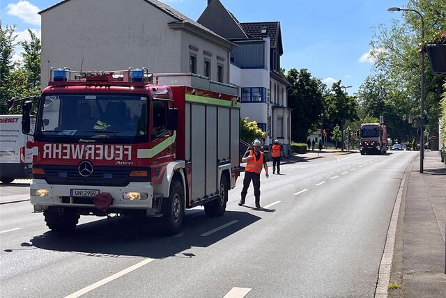 Auf dem Ostring sperrt die Feuerwehr Teile der Fahrbahn wegen einer Ölspur. Im Hintergrund startet eine Spezialfirma mit der Straßenreinigung.