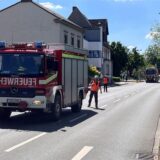 Auf dem Ostring sperrt die Feuerwehr Teile der Fahrbahn wegen einer Ölspur. Im Hintergrund startet eine Spezialfirma mit der Straßenreinigung.