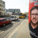 Ein Wahlplakat des sächsischen SPD-Spitzenkandidaten zur Europawahl, Matthias Ecke hängt an der Schandauer Straße im Stadtteil Striesen an einem Laternenmast.