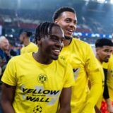 Jamie Bynoe-Gittens und Felix Nmecha tragen das Final-Shirt.