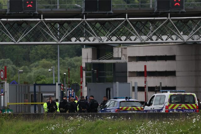Gerichtsmediziner und Polizisten am Ort des Angriffs an einer Mautstelle in Nordfrankreich.