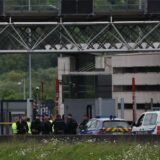 Gerichtsmediziner und Polizisten am Ort des Angriffs an einer Mautstelle in Nordfrankreich.