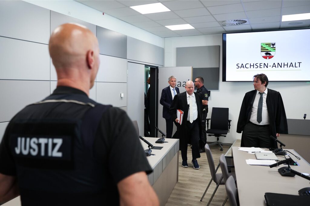 Björn Höcke (hinten, l.), Vorsitzender der Thüringer AfD, kommt mit seinen Anwälten Ulrich Vosgerau (M.) und Philip Müller (r.) zu Beginn seines Prozesses im Landgericht. 