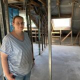 Stefanie Gilbers-Zengin steht im Dachgeschoss ihres schwer beschädigten Reihenhauses.