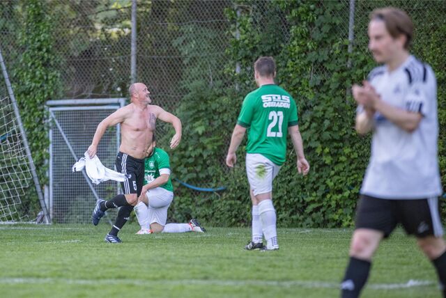 Marko Schott traf doppelt für den SV Afferde gegen den SuS Oberaden und feierte ausgiebig.