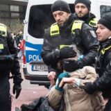 Polizeibeamte führen ein Mitglied der Umwelt-Gruppe „Letzte Generation“ ab. Die Aktivistin gehört zu einer Gruppe, die zuvor die Straße am Potsdamer Platz blockiert hatten. Einige weitere Aktivisten hatten zuvor wenige 100 Meter weiter Passanten bei Tee und Gebäck zum Gespräch eingeladen.