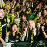 BVB-Fans beim Jubeln.
