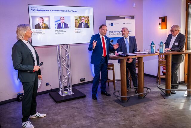 IHK-Wirtschaftsgespräch in den Räumen von Kochtokrax am Südring: Unnas Bürgermeister Dirk Wigant im Gespräch mit IHK-Hauptgeschaeftsführer Stefan Schreiber (2.v.l.) und Jobcenter-Geschäftsführer Uwe Ringelsiep (r.), moderiert vom Unnaer Unternehmer Andreas Tracz (l.).