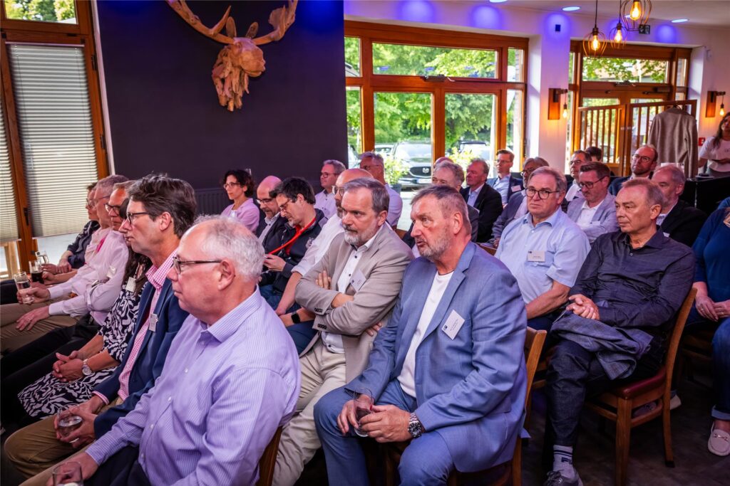 Etwa 60 Gäste kamen zum Wirtschaftsgespräch der IHK in Unna, darunter natürlich auch viele Vertreter der Wirtschaft. Etwa 60 Gäste kamen zum Wirtschaftsgespräch der IHK in Unna, darunter natürlich auch viele Vertreter der Wirtschaft.