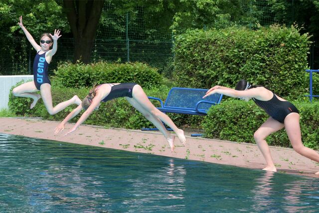 Kinder springen in ein Becken im Freibad Selm.