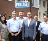 In neuer Funktion bei der Kamener Polizei: Dienststellenleiter Stefan Achnitz (2.v.l.) und Kriminalhauptkommissar Christian Beilenhoff (3.v.r.).