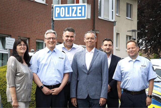 In neuer Funktion bei der Kamener Polizei: Dienststellenleiter Stefan Achnitz (2.v.l.) und Kriminalhauptkommissar Christian Beilenhoff (3.v.r.).