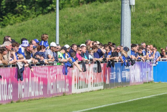 Zum Mittwochstraining kamen wieder einige hunderte Fans an den Trainingsplatz.