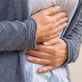 Patient mit Bauchschmerzen und Dr. Arne Krüger