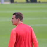 Florian Bartel steht auf dem Fußballplatz