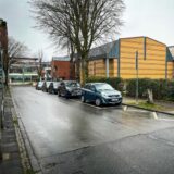 In der Straße Westring in Unna stehen geparkte Autos am Rand.