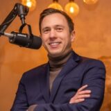 links: Michael Kauch am Rednerpult im Europäischen Parlament / rechts: Bastian Pietsch