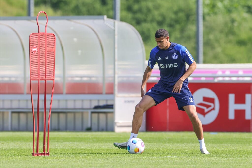 09.05.2024, Fussball, Saison 2023/2024, 2. Bundesliga, Training FC Schalke 04, Jimmy Kaparos (FC Schalke 04) Foto: Tim Rehbein/RHR-FOTO 09.05.2024, Fussball, Saison 2023/2024, 2. Bundesliga, Training FC Schalke 04, Jimmy Kaparos (FC Schalke 04) Foto: Tim Rehbein/RHR-FOTO