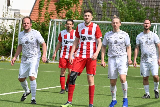 Dustin Keil steht im rot-weißen Trikot des TuS Hemmerde auf dem Platz.
