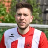 Dustin Keil steht im rot-weißen Trikot des TuS Hemmerde auf dem Platz.