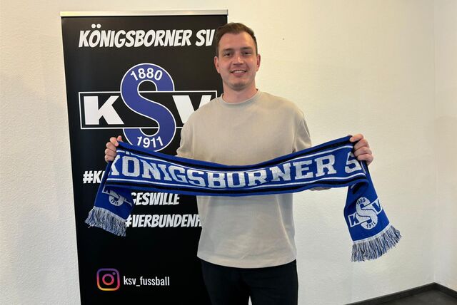 Tim Lorenz präsentiert den blau-weißen Schal vom Königsborner SV.