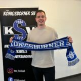 Tim Lorenz präsentiert den blau-weißen Schal vom Königsborner SV.