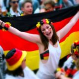 Fans feiern auf einer Public Viewing-Veranstaltung in Hannover.