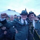 Der neue Lünerner Schützenkönig Paul Wehmeyer (vorne links) jubelt über seinen Sieg.