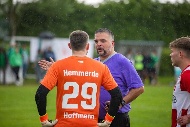 Schiedsrichter Mike Solingern stand im Derby im Mittelpunkt.