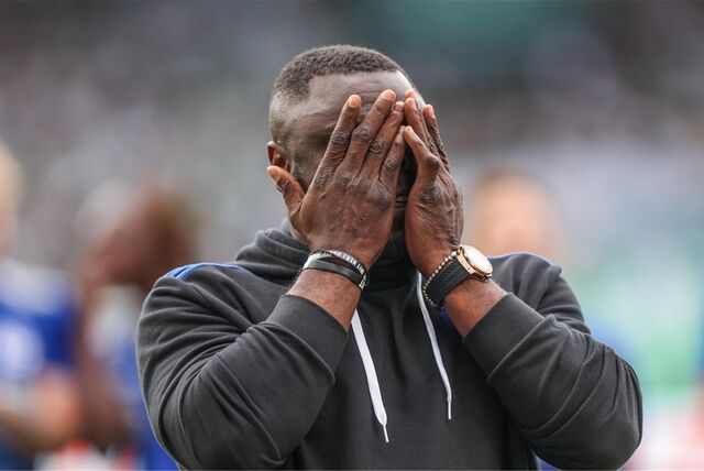 19.05.2024, Fussball, Saison 2023/2024, 2. Bundesliga, 34. Spieltag, Greuther Fürth – FC Schalke 04, Teammanager Gerald Asamoah (FC Schalke 04) verabschiedet sich von den Fans.