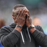 19.05.2024, Fussball, Saison 2023/2024, 2. Bundesliga, 34. Spieltag, Greuther Fürth – FC Schalke 04, Teammanager Gerald Asamoah (FC Schalke 04) verabschiedet sich von den Fans.
