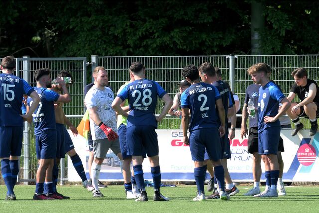 Spieler des BV Lünen stehen zusammen.