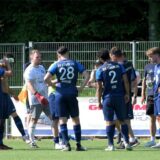 Spieler des BV Lünen stehen zusammen.