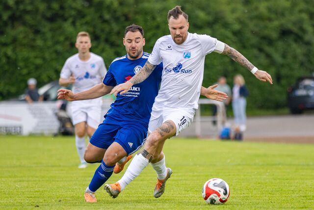 Andreas Spais (l.) im weltmeisterlichen Zweikampf mit Kevin Großkreutz.
