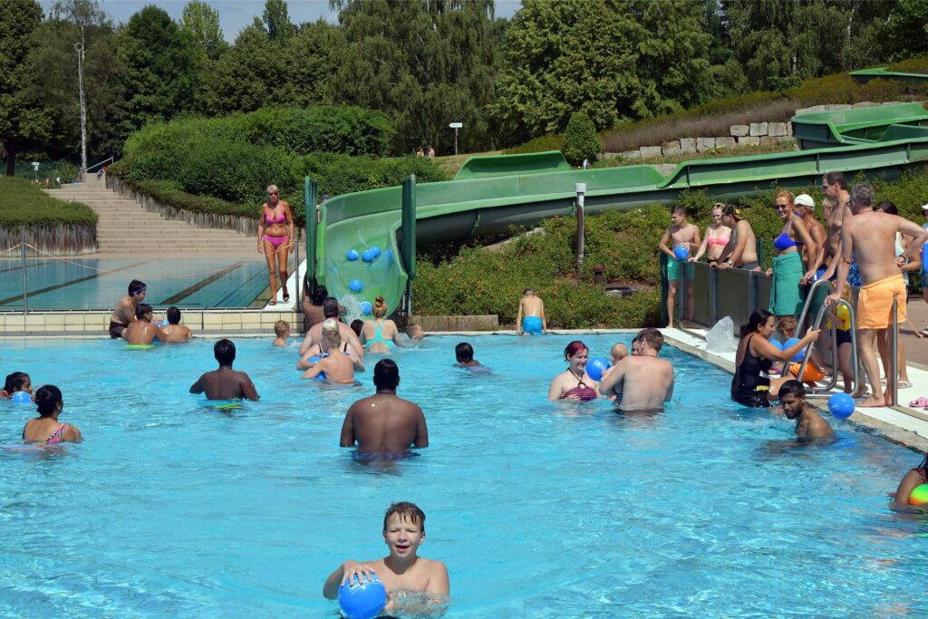 Menschen im Freibad Cappenberger See in Lünen Menschen im Freibad Cappenberger See in Lünen