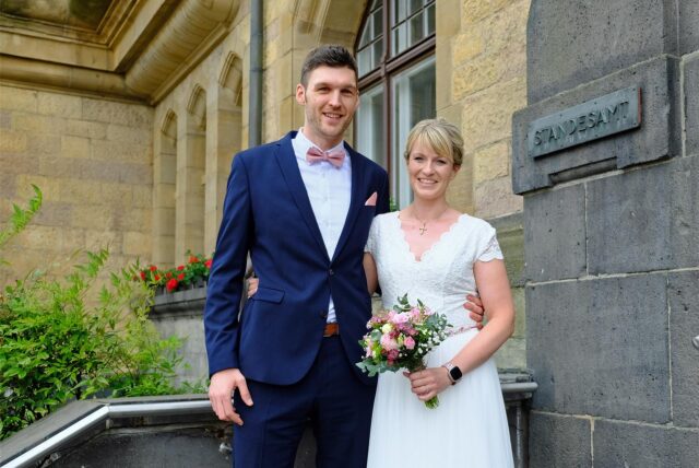 Die Eheleute Julia Henning und Steffen Oelschläger nach ihrer Trauung vor dem Rathaus in Recklinghausen