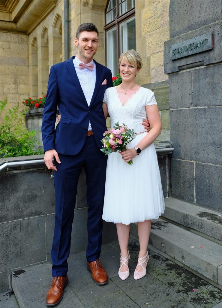 Die Eheleute Julia Henning und Steffen Oelschläger nach ihrer Trauung vor dem Rathaus in Recklinghausen Die Eheleute Julia Henning und Steffen Oelschläger nach ihrer Trauung vor dem Rathaus in Recklinghausen