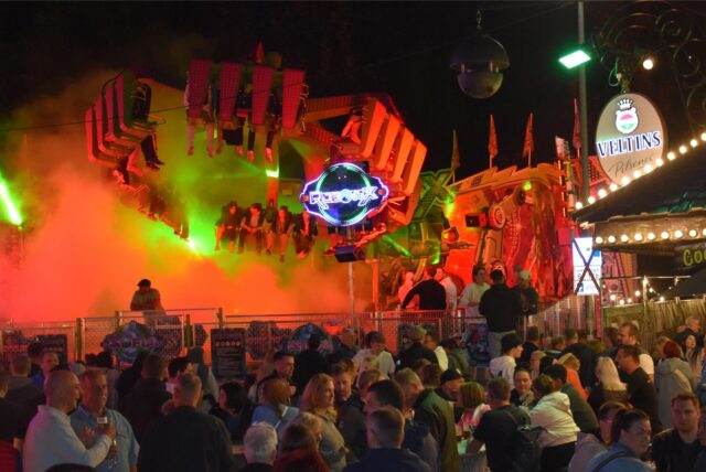 Ein Karussel und viele Besucher auf der Pfingstkirmes in Menden