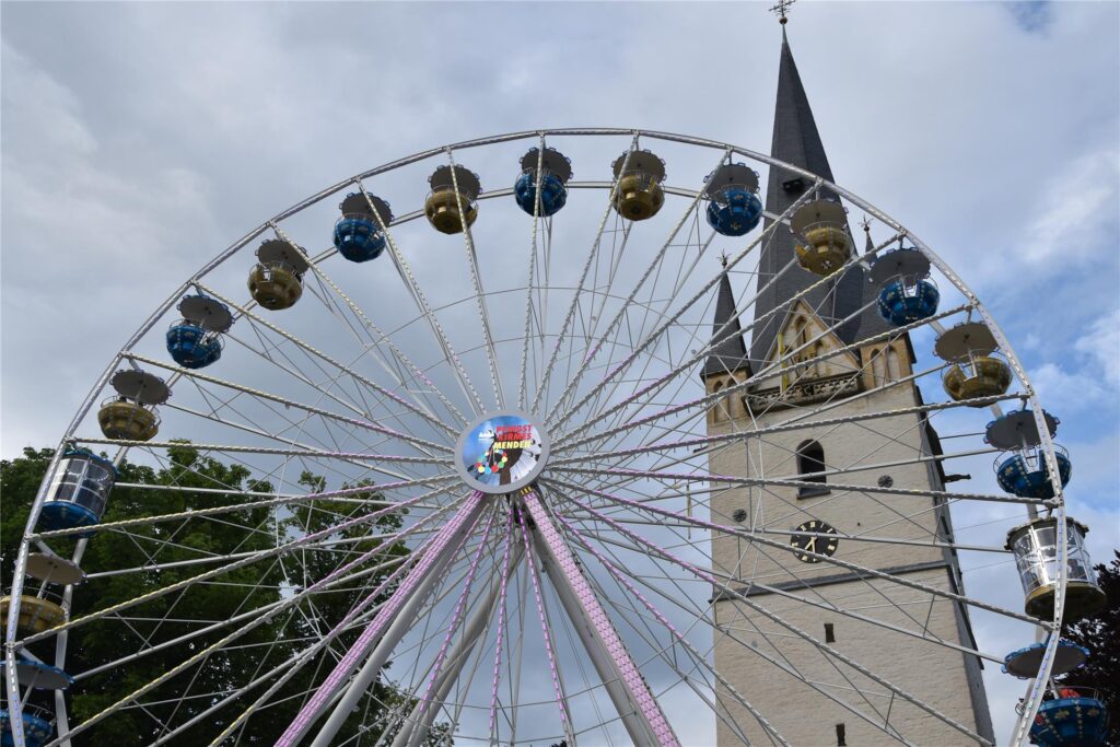 Das Riesenrad vor dem Kirchturm in der Mendener Innenstadt. Das Riesenrad vor dem Kirchturm in der Mendener Innenstadt.