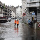 Eine Straße steht unter Wasser. Starker Regen hat am Dienstag in Wuppertal nach Angaben der Feuerwehr zu vollgelaufenen Kellern und überschwemmten Straßen geführt.