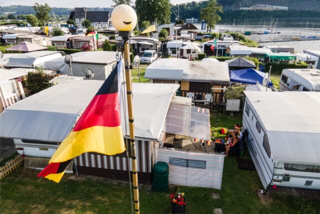 Deutschlandfahne auf Campingplatz