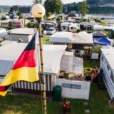 Deutschlandfahne auf Campingplatz