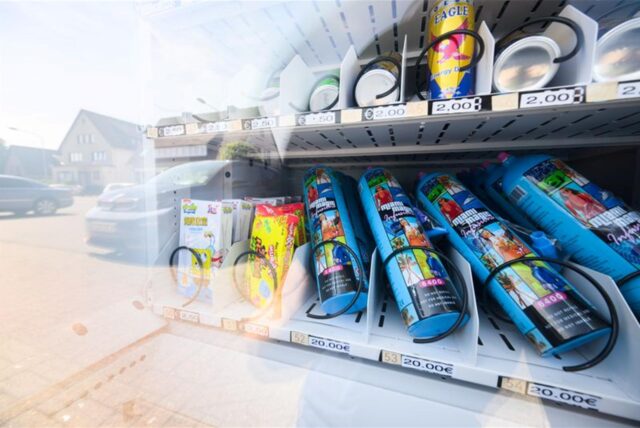 In Gifhorn bei Wolfsburg sorgt ein Warenautomat mit Lachgasflaschen neben Süßigkeiten und Einweg-E-Zigaretten für Proteste. 