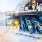 In Gifhorn bei Wolfsburg sorgt ein Warenautomat mit Lachgasflaschen neben Süßigkeiten und Einweg-E-Zigaretten für Proteste. 